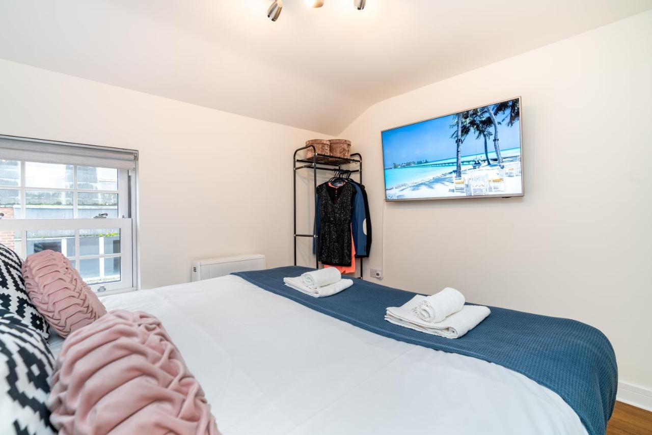 Town Center Apartment With 55” Smart Tv+Netflix Andover Exterior photo