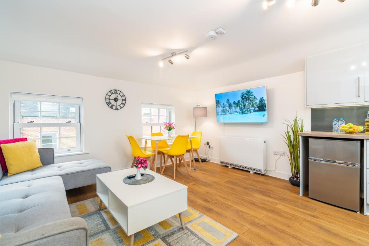 Town Center Apartment With 55” Smart Tv+Netflix Andover Exterior photo