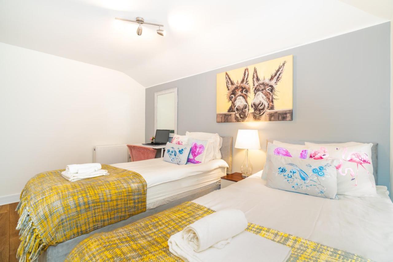 Town Center Apartment With 55” Smart Tv+Netflix Andover Exterior photo
